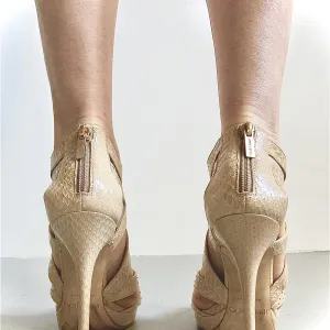 Pretty feet on adventure