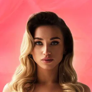 RED LADY ❤️ DM ME 😘